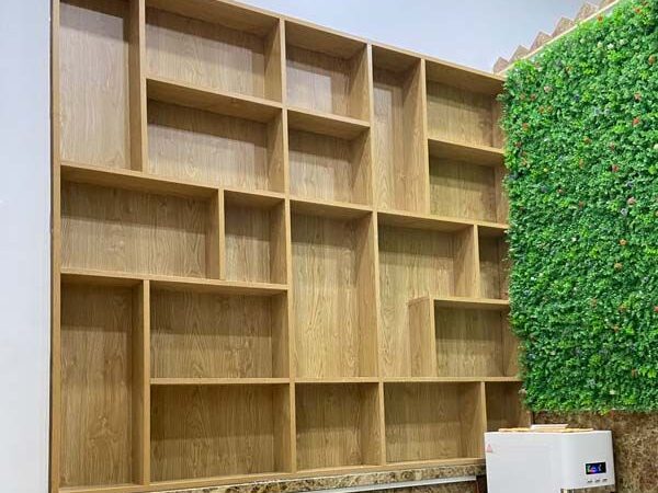 Kệ sách vách gỗ ốp tường phòng khách